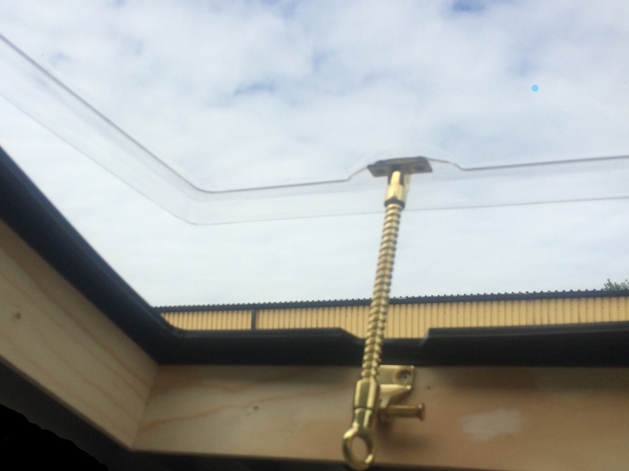 Onduline window